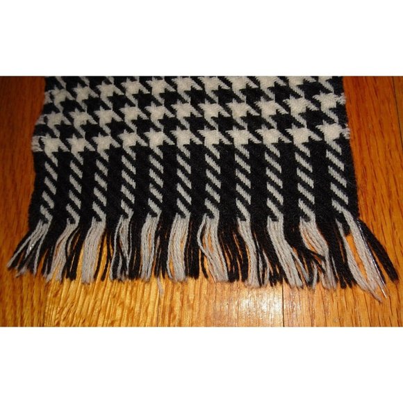 Vintage Black and White Houndstooth Scarf - Picture 7 of 9